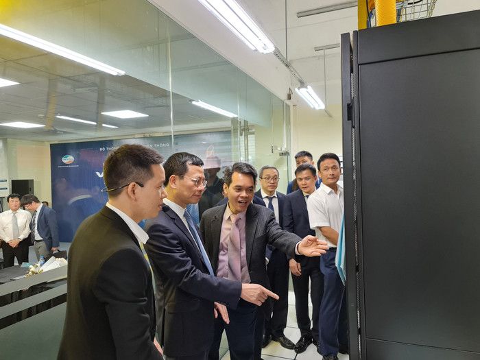 Phòng lab này là một mạng 4G LTE hoàn chỉnh với đầy đủ các dịch vụ cơ bản do tập đoàn Viettel nghiên cứu, phát triển và trao tặng cho học viện.