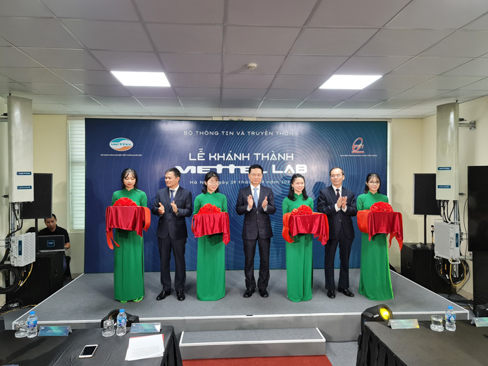 Ngày 19/9 vừa qua, Bộ trưởng Bộ Thông tin &amp; Truyền thông (Bộ TT&amp;TT) Nguyễn Mạnh Hùng đã cắt băng khánh thành phòng lab mạng di động thế hệ thứ 4 (4G) tại Học viện Công nghệ Bưu chính Viễn thông.