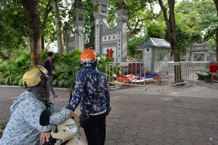 Nhiều người dân hiếu kì đứng lại xem hiện trường vừa đào được 7 tiểu quách cổ xưa.