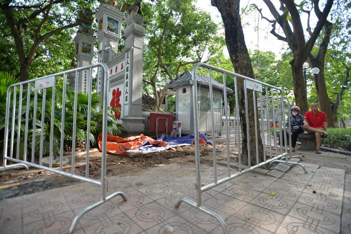 Ngay khi phát hiện, các công nhân đã báo cho ban quản lý cùng lực lượng chức năng và tiến hành khai quật tiểu quách.