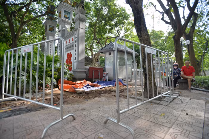 Ngay khi phát hiện, các công nhân đã báo cho ban quản lý cùng lực lượng chức năng và tiến hành khai quật tiểu quách.