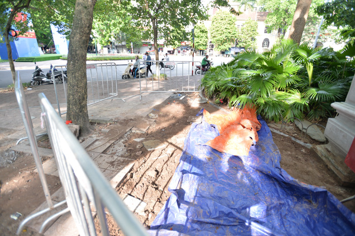 Khu vực đào lên cũng được phủ bạt che cẩn thận.