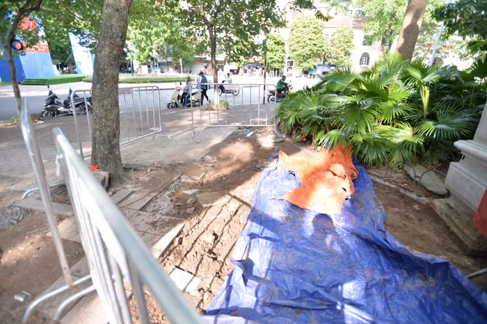 Khu vực đào lên cũng được phủ bạt che cẩn thận.