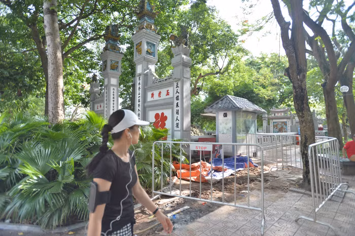 Nhiều người cho rằng đây là địa huyệt của một gia tộc từ xa xưa bởi cả 7 tiểu quách cùng chung một hố được quây gạch.