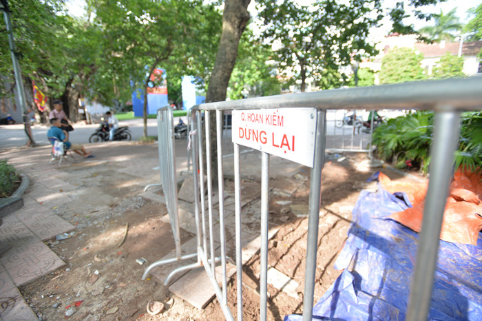 Hiện trường được bảo vệ cẩn thận sau khi khai quật.