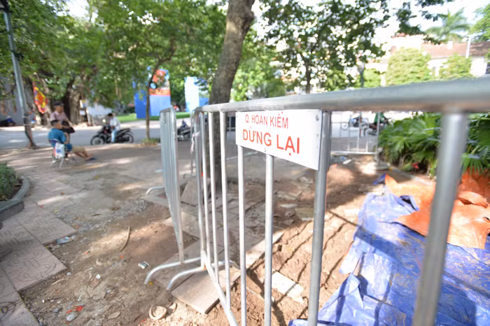 Hiện trường được bảo vệ cẩn thận sau khi khai quật.