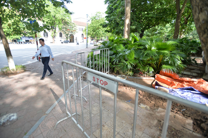 Theo nhân chứng tại hiện trường, có khoảng 7 tiểu quách được khai quật.