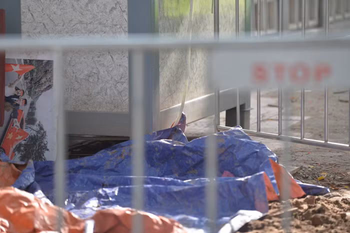 Theo người dân tại khu vực, địa điểm này được phát hiện vào khoảng 14h ngày 16/6, khi các công nhân điện lực đang đào cáp điện thì phát hiện nhiều tiểu quách.