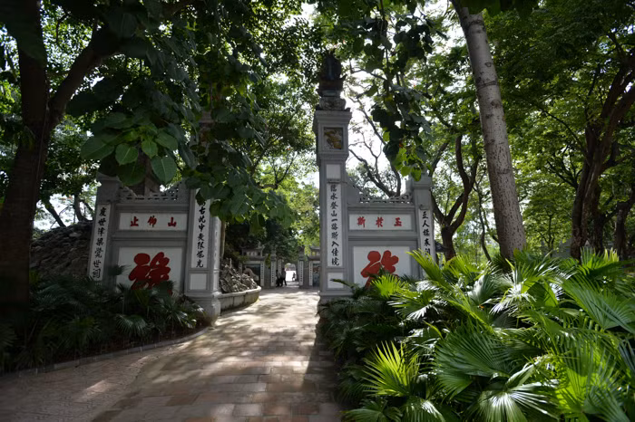 Can canh hien truong vua dao len 7 bo tieu cot tai Ho Guom