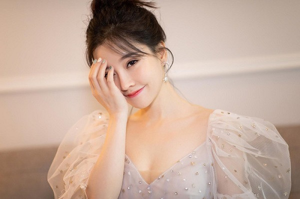 "Nữ thần" Phùng Đề Mạc (Feng Timo) hiện là nữ streamer nổi tiếng nhất và kiếm nhiều tiền nhất Trung Quốc. Sở hữu nhan sắc xinh đẹp như búp bê, cô còn được biết đến với giọng hát ngọt ngào qua những ca khúc cover trên mạng.