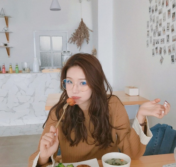 Những bức ảnh trẻ trung được đăng tải trên trang cá nhân của Hứa Tĩnh Uyển - một trong những nữ streamer có tiếng tại Trung Quốc, luôn thu hút sự quan tâm của cộng đồng mạng.