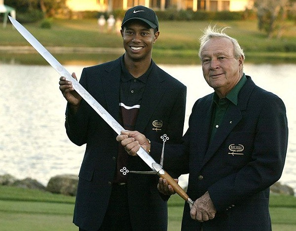 Danh hiệu chiếc cúp golf nguy hiểm nhất thế giới có lẽ thuộc về cúp của The Bay Hill. Đây là một thanh kiếm thực thụ với chuôi kiếm khắc hình chú chim đại bàng ôm quả bóng golf.