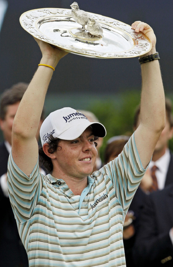 Thứ mà nhà vô địch đang cầm trên tay không phải là một chiếc đĩa thông thường mà là một chiếc cúp golf cho giải Quail Hollow Championship. Chiếc "đĩa'' bằng bạc được trang trí với một chú chim cút đậu trên đỉnh.