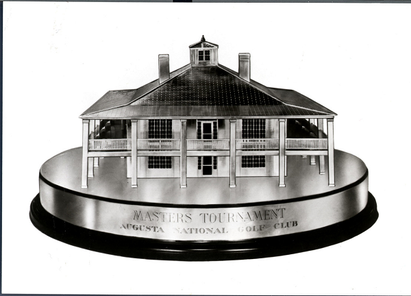 Bên cạnh chiếc áo khoác xanh (Green Jacket), chiếc cúp golf kỳ lạ có hình dạng mô phỏng CLB tại Agusta được gọi là Masters Tropy sẽ là phần thưởng thực sự giành cho nhà vô địch tại giải The Masters.