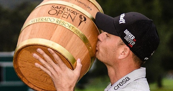 Một trong những thiết kế cúp golf kỳ lạ nhất hành tinh, đó chính là thùng rượu mà nhà vô địch gải đấu Safeway Open được nhận. Và dĩ nhiên, chiếc cúp này chứa rượu hảo hạng bên trong.