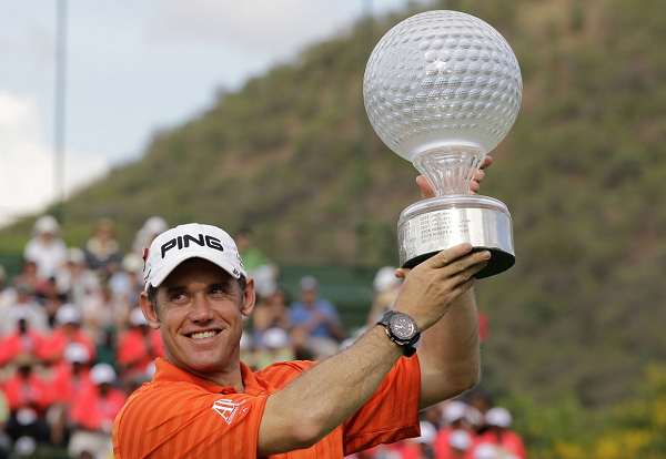 Người chiến thắng trong giải đấu Nedbank Golf Challenge sẽ nhận được một quả bóng golf khổng lồ với vô số hình những quả bóng golf mini gắn xung quanh.