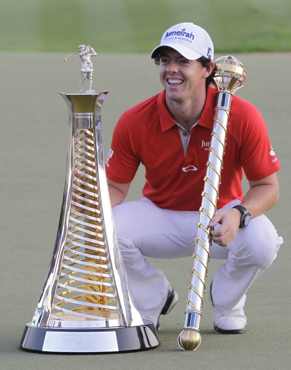 Người chiến thắng ở giải đấu DP World Golf Championship sẽ nhận được một chiếc cúp lớn và một vương trượng lấp lánh như thế này.