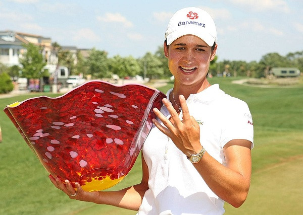 Là tác phẩm của nghệ sĩ thủy tinh nổi tiếng người Mỹ, chiếc cúp của Ginn Open được tạo nên với kỳ vọng đại diện cho sự sống động, vui tươi của sự kiện. Tuy nhiên nhiều người cho rằng chiếc cúp trông thật kỳ quặc, giống một chiếc bát khổng lồ hơn là chiếc cúp.