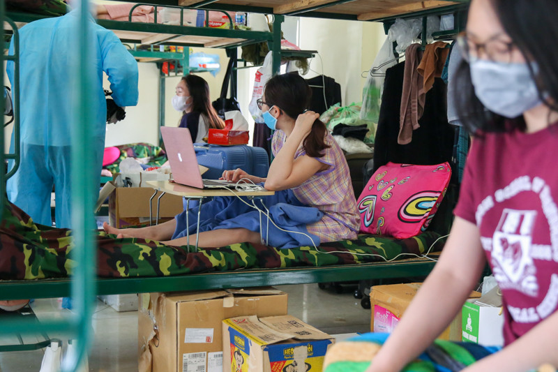 Một số người mang theo bàn gấp để tiện làm việc với laptop.