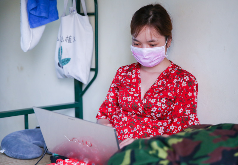 Với 1 chiếc laptop người cách ly vẫn có thể cập nhật tin tức, làm việc bình thường nhờ wifi của khu cách ly.