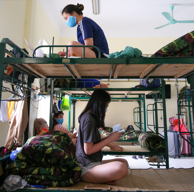 Hầu hết người trong diện cách ly đều mang bên mình một thiết bị công nghệ để cập nhật tin tức, lướt face, làm việc.