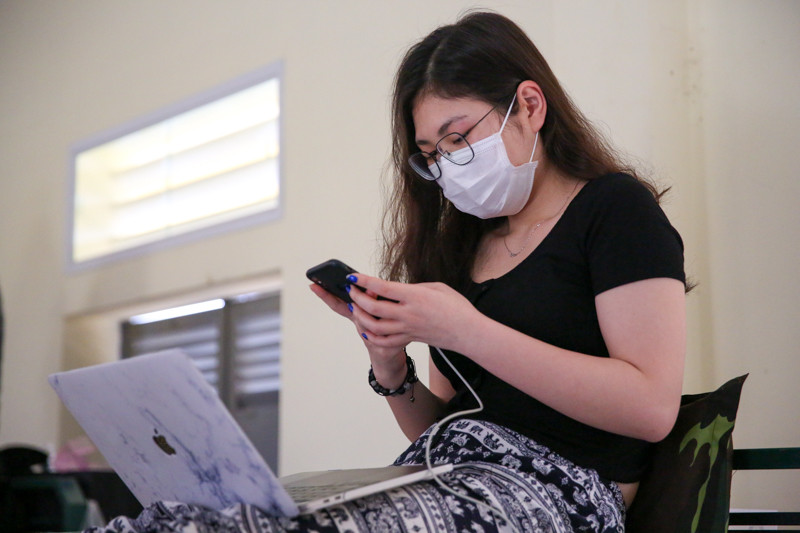 Nhờ laptop, điện thoại thông minh, người cách ly vẫn có thể liên lạc với bạn bè, người thân, làm việc và giải trí trong khu cách ly.