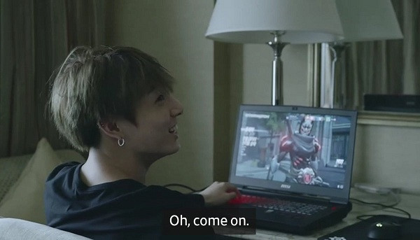 Jungkook (BTS) là một trong những mỹ nam Hàn Quốc cực kỳ mê chơi game, người hâm mộ thấy anh chàng ''đắm đuối'' với các tựa game ở bất kỳ đâu.