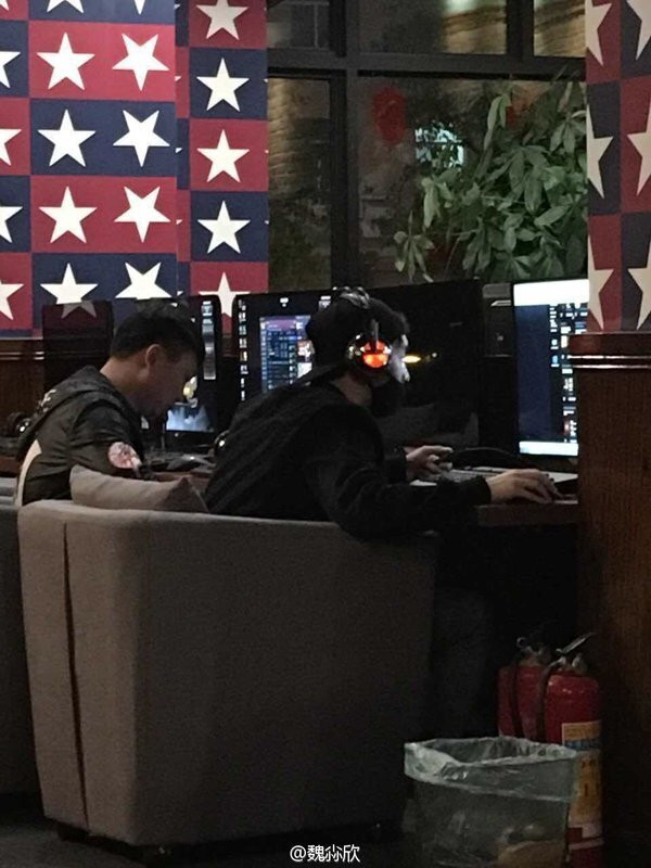 Chanyeol (EXO) thích trò chơi đối kháng Tekken đến mức nam ca sĩ từng bị bắt gặp chơi Tekken liên tục nhiều giờ tại một máy chơi game ở Yeonsinnae Station.