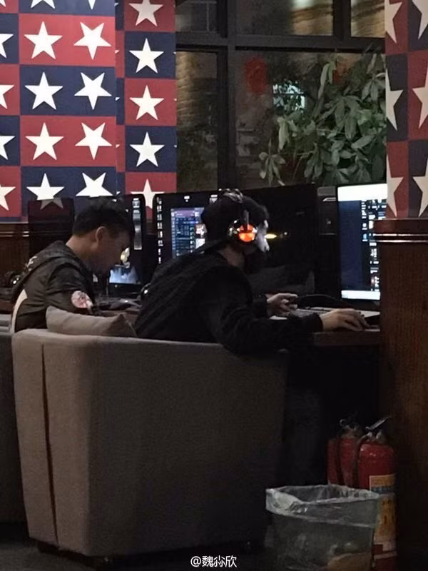 Chanyeol (EXO) thích trò chơi đối kháng Tekken đến mức nam ca sĩ từng bị bắt gặp chơi Tekken liên tục nhiều giờ tại một máy chơi game ở Yeonsinnae Station.