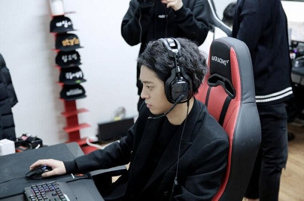 Jung Joon Young đưa sở thích chơi game của mình lên một tầm cao mới khi anh trở thành thành viên của một nhóm game thủ chuyên nghiệp có tên Team Kongdoo. Tựa game sở trường của nam ca sĩ là Player Unknown’s Battlegrounds.