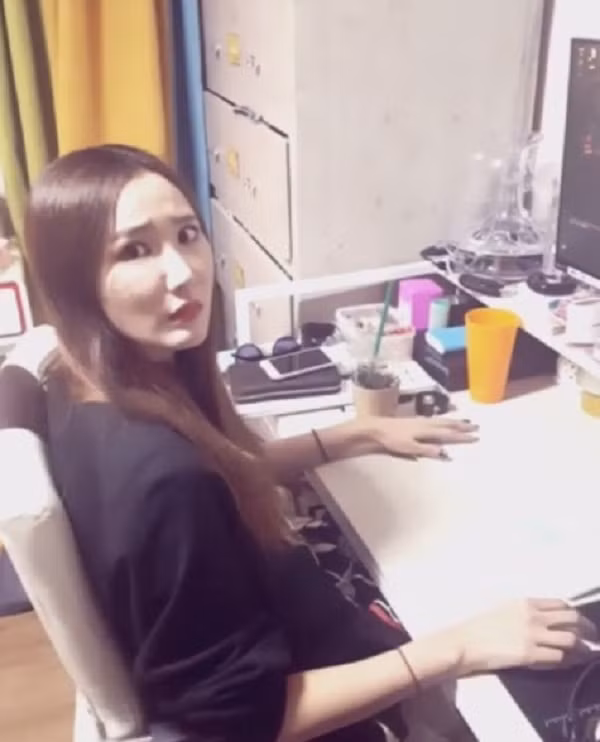 Khi không dành thời gian sáng tác hay hoạt động nghệ thuật, rapper cực ngầu của EXID - LE thích dành thời gian chơi Diablo 3, một trong những trò chơi được yêu thích nhất trên PC.