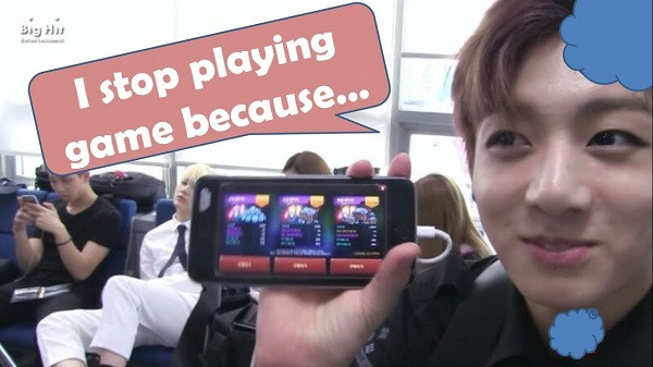 Jungkook cũng thường bị bắt gặp đang chơi game trên smartphone trong thời gian chờ đợi.