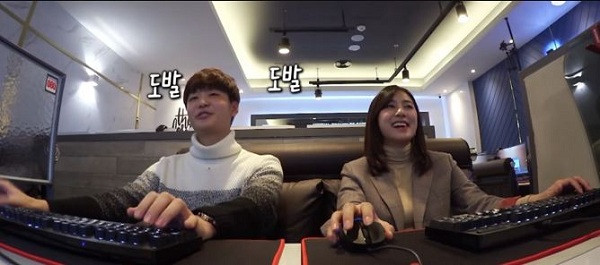 Những nữ idol xinh đẹp, uyển chuyển với bước nhảy trên sân khấu có thể trông không có dáng game thủ chút nào nhưng thực tế lại rất cuồng chơi game, điển hình là Hayoung (Apink). Cô nàng mua rất nhiều bàn phím khác nhau để thoả mãn đam mê của mình, trước khi đầu tư hẳn một dàn máy xịn tại gia, cô dành nhiều thời gian cày game bắn súng tại các quán cafe Internet.