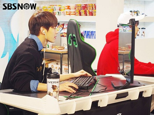 Hongbin (VIXX) mê game từ nhỏ và cực kỳ yêu thích Overwatch, đặc biệt là với nhân vật Hanzo. Trên chương trình Jung Dae Man, Hongbin đã có màn ''tỉ thí'' với Minhyuk, Kihyun và I.M (Monsta X) và dành chiến thắng mặc dù thế trận là 2 đấu 1.