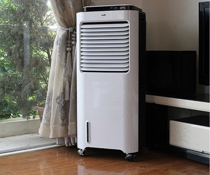 Trên thị trường, giá quạt điều hòa rất đa dạng, trung bình từ 2,6 triệu đồng đến 7 triệu đồng, tùy thuộc vào nhãn hiệu, dung tích bình nước cũng như các tiện ích đi kèm. Đây là sản phẩm xếp đầu bảng những sản phẩm chống nóng gắn mác điều hoà dễ moi tiền người tiêu dùng