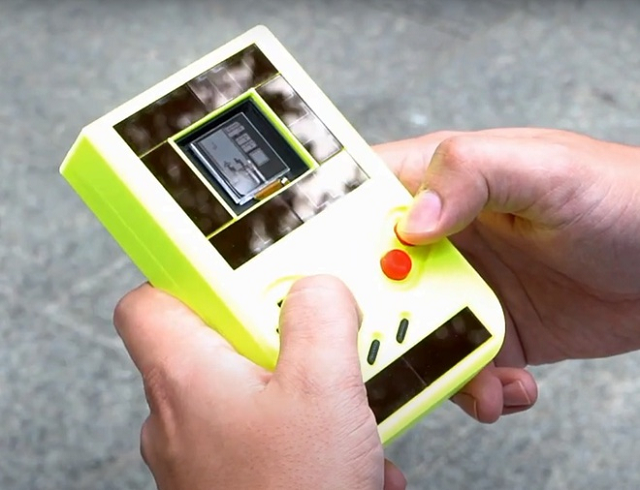 Điểm khác biệt lớn nhất giữa nó và Game Boy của Nintendo là pin. Engage có thể chạy bình thường mà không cần pin Từ video demo, các game kinh điển Tetris và Super Mario đều có thể chơi được.