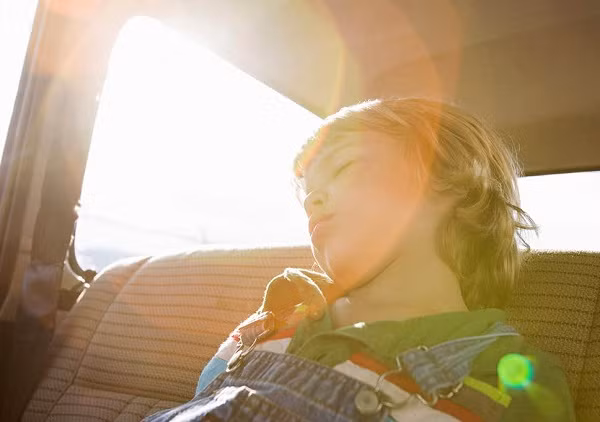 Ung dung smartphone giup nguoi lon khong bo quen tre tren o to