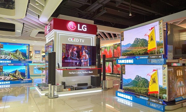 Có thể bạn sẽ bất ngờ khi biết rằng smart TV là một trong những thiết bị công nghệ dễ bị hack nhất. Điều này được chứng minh bởi Sivan Rauscher, đồng sáng lập và CEO của công ty an ninh mạng SAM Dàn Network.