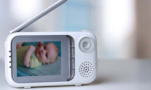 Camera an ninh đứng đầu trong danh sách những thiết bị dễ bị hack nhất thế giới. Thật nguy hiểm bởi khi một người có quyền truy cập vào camera an ninh của bạn có thể nhìn thấy mọi thứ, từ cách bố trí ngôi nhà cho đến những khoảnh khắc riêng tư.