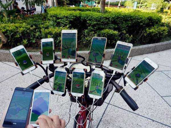 Ông Chen bắt đầu nổi tiếng từ năm 2018 khi dùng 11 chiếc smartphone gắn trên xe đạp để chơi Pokemon Go. Đến năm 2019, ông đã nâng cấp lên 23, rồi 30, rồi 45 chiếc smartphone để chơi tựa game này cùng lúc.