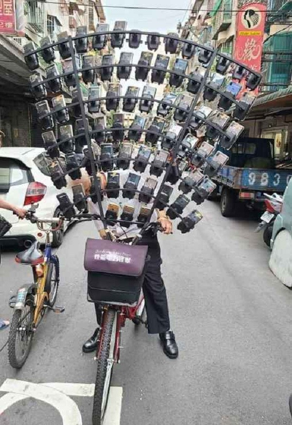 Tuy nhiên nhiều người lo ngại với dàn smartphone quá lớn như thế này thì việc điều khiển chiếc xe đạp có thể sẽ gặp khó khăn, ngay cả việc nhìn đường phía trước cũng không dễ dàng chút nào.