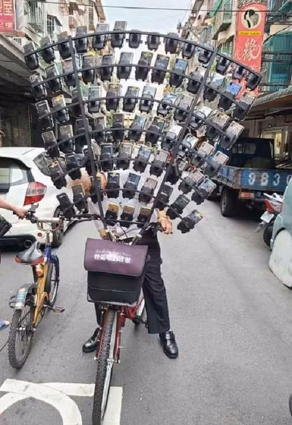 Tuy nhiên nhiều người lo ngại với dàn smartphone quá lớn như thế này thì việc điều khiển chiếc xe đạp có thể sẽ gặp khó khăn, ngay cả việc nhìn đường phía trước cũng không dễ dàng chút nào.