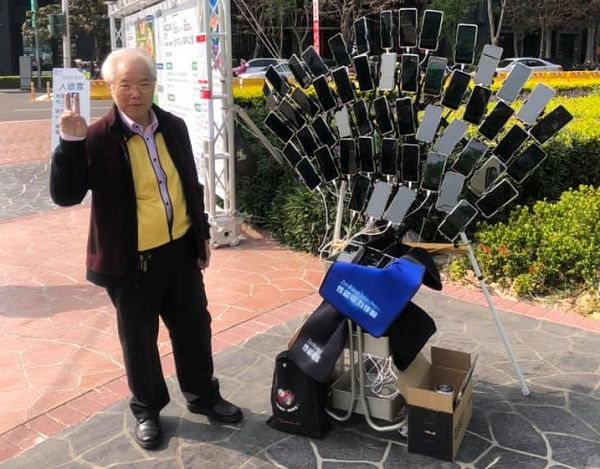 Cộng đồng mạng thực sự nể phục niềm đam mê của ông lão 70 tuổi.