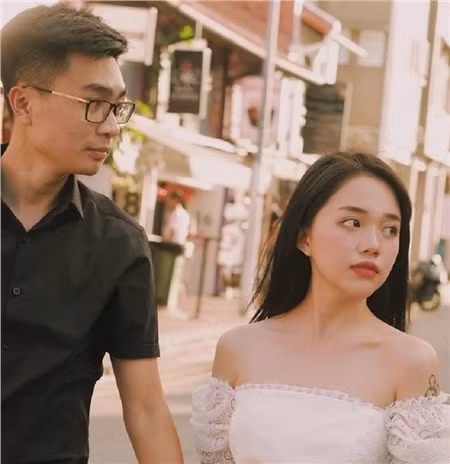 Linh Ngọc Đàm cho biết cô bắt đầu thích con gái vào năm lớp 6, chuyện này được giấu kín sở dĩ do áp lực vùng miền cộng với độ tuổi còn quá nhỏ.