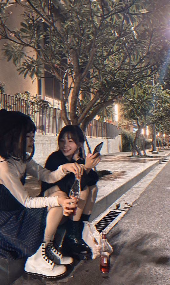 Đây không phải là lần đầu tiên nữ streamer sinh năm 1996 thẳng thắn đề cập tới vấn đề yêu đương đồng giới. Trước đây, Linh Ngọc Đàm từng tiết lộ chuyện tình cảm của mình khi đem lòng yêu một cô gái khác.