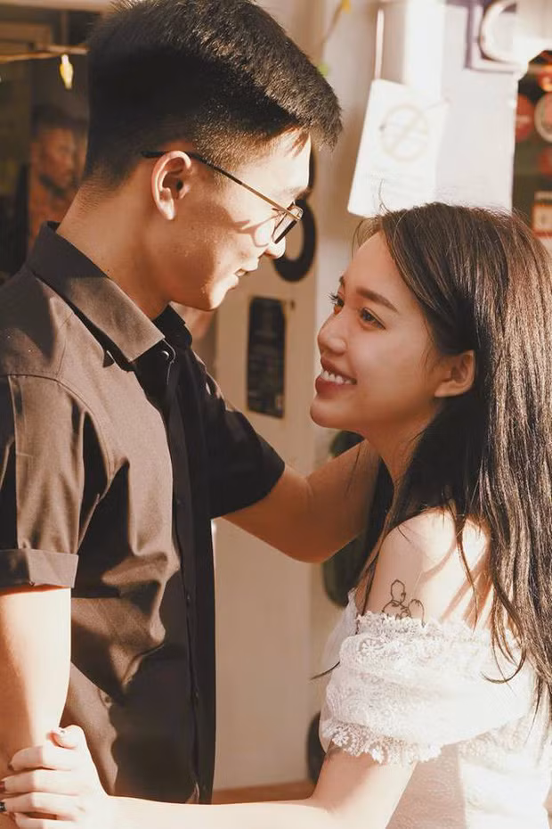 Tuy nhiên, chuyện tình đẹp này chỉ diễn ra trong thời gian ngắn ngủi, trước đó không lâu Linh Ngọc Đàm cũng đã xác nhận chia tay bạn trai khiến dân mạng không khỏi tiếc nuối.