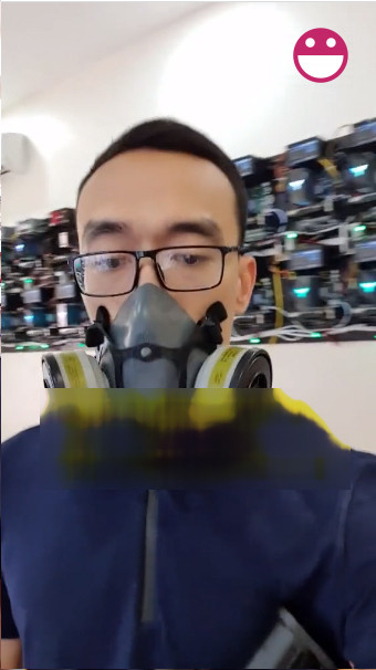 Thiết lập được một cánh đồng click farm này cần đến khoản đầu tư lớn về phần cứng và phần mềm. Mua hàng trăm chiếc iPhone, ngay cả những thiết bị đã qua sử dụng, cũng không hề rẻ. Hơn nữa, các click farm còn sử dụng các máy chủ và phần mềm để hack vào hệ thống cửa hàng ứng dụng. Một chi phí đáng kể khác là mua được các Apple ID chất lượng cao, khi chúng được thuật toán đánh giá cao hơn một tài khoản được tạo mới.