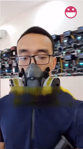 Thiết lập được một cánh đồng click farm này cần đến khoản đầu tư lớn về phần cứng và phần mềm. Mua hàng trăm chiếc iPhone, ngay cả những thiết bị đã qua sử dụng, cũng không hề rẻ. Hơn nữa, các click farm còn sử dụng các máy chủ và phần mềm để hack vào hệ thống cửa hàng ứng dụng. Một chi phí đáng kể khác là mua được các Apple ID chất lượng cao, khi chúng được thuật toán đánh giá cao hơn một tài khoản được tạo mới.