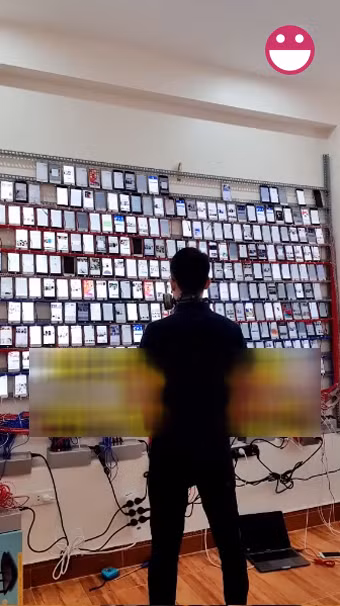 Các click farm được xem là bất hợp pháp ở Trung Quốc và luôn có rủi ro bị các cửa hàng ứng dụng như Apple phát hiện và chặn lại. Tuy nhiên, hàng loạt các click farm vẫn được phát hiện xung quanh Thâm Quyến, địa phương phía Nam Trung Quốc còn được biết đến như một trung tâm đồ điện tử.