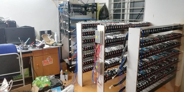 Sau đó, việc quan trọng còn lại là cài đặt server cũng như các chức năng tự động làm theo quy trình cho sẵn. Đôi khi, có những chủ dịch vụ còn chơi lớn, thuê viết phần mềm riêng cho mình để tối ưu hóa mục đích cá nhân nhằm cạnh tranh với những người khác làm cùng lĩnh vực click farm.